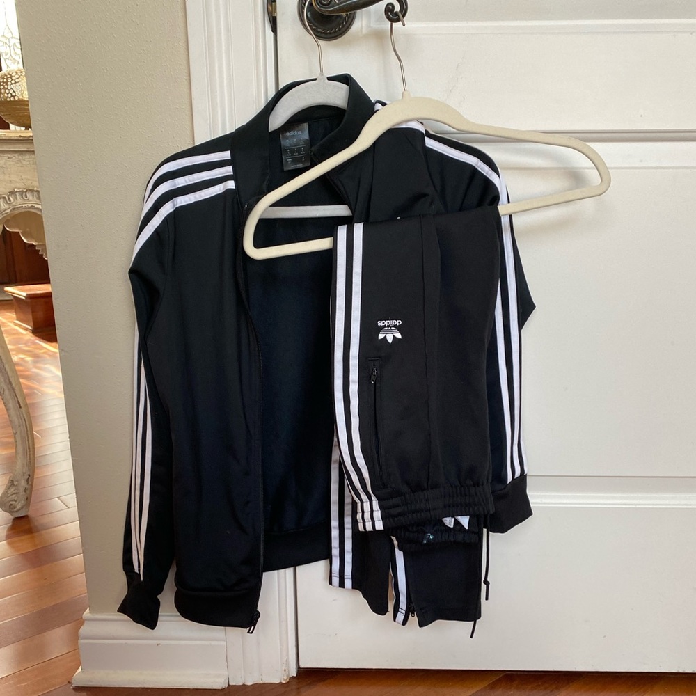 Cute bundle with jacket and joggers! Jacket:S joggers: S